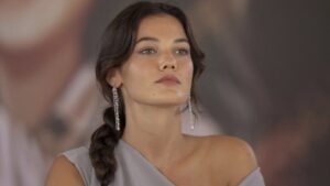 Pınar Deniz Latin Amerika’dan ‘En İyi Kadın Oyuncu Ödülü’ ödülüyle döndü